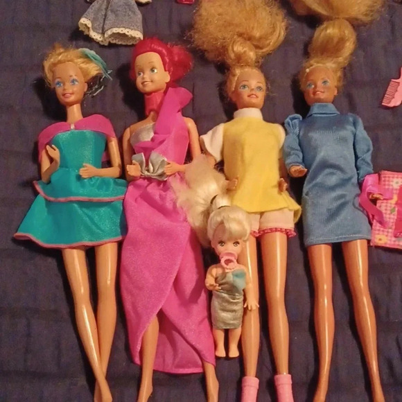 🌹4 vintage Mattel Barbie dolls and one mini with extras🎉 - Picture 4 of 8